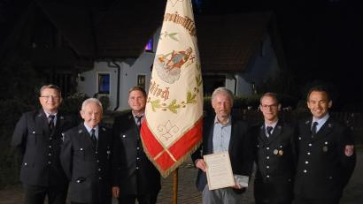 Bild: Freiwillige Feuerwehr Schönkirch
Festleiter Jürgen Kraus (links) war zusammen mit den Vorsitzenden Jens Gotthardt und Herrmann Riebl sowie den Kommandanten Thomas Riebl und Dominik Peter bei Bürgermeister Lothar Müller (Dritter von rechts), um ihn um die Übernahme des Ehrenschirmherren-Posten für das 150. Gründungsjubiläum zu bitten.