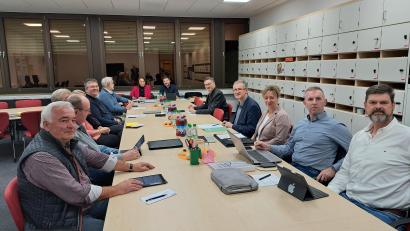 Bild: Hirsch
Blick in das neu gestaltete Lehrerzimmer der Grund- und Mittelschule: Dort tagte am Dienstag die Gemeinschaftsversammlung der VG Schwarzenfeld.