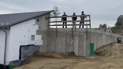 Bild: Ramona Herrmann/exb
An der Windischeschenbacher Straße in Neustadt/WN entstehen derzeit neue Hochbehälter, die die Trinkwasserversorgung der Stadt sichern. Nächstes Jahr wird der alte Hochbehälter 1 dann abgebrochen, der alte Hochbehälter 2 in einer Lagerhalle umgebaut . Wie die Stadt mitteilt, liegen die Arbeiten im Zeitplan.