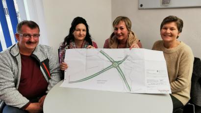 Bild: Portner
Die Initiatoren der Einwendung „Pro Kreisverkehr – kontra Brücke“ mit Heinrich Deyerl (von links), Andrea Süß, Waltraud Zitzmann-Uber und Agnes Bauer, präsentieren den Lageplan-Vorabzug für die Kreisverkehrsvariante zum Kreuzungsumbau der B22 bei Teunz.