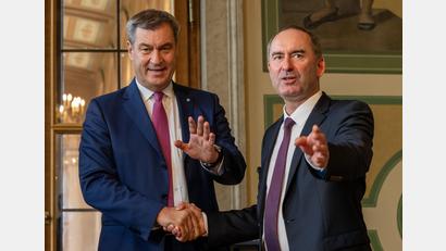 Bild: Peter Kneffel
Hubert Aiwanger (rechts), Bundesvorsitzender der Freien Wähler, und Markus Söder (CSU), Ministerpräsident von Bayern, nehmen im bayerischen Landtag an der Unterzeichnung vom Koalitionsvertrag von CSU und den Freien Wählern teil.