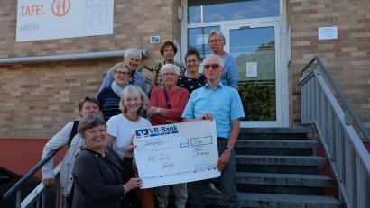 Bild: Maria Paulus
Der Frauenbund St. Georg spendete 1000 Euro an die Tafel.