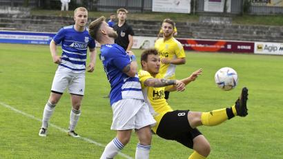 Archivbild: Hubert Ziegler
Ramon Morkus (rechts) und der SV Hahnbach II gastieren am Samstag als krasser Außenseiter beim Spitzenreiter Inter Bergsteig.