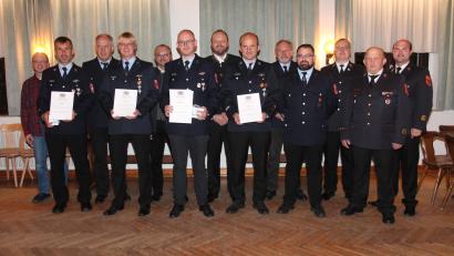 Bild: pi
Landrat Andreas Meier (Mitte) hebt bei der Verleihung der Feuerwehr-Ehrenzeichen die Leistungen der Feuerwehrleute hervor.
