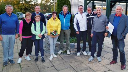 Bild: lst/exb
"Golfen für den guten Zweck": GLC-Präsident Harald Thies (links), Spielführer Reinhold Scharl (rechts) und Organisator Herbert Doleschal (Vierter von links) gratulierten den Gewinnerinnen und Gewinnern.