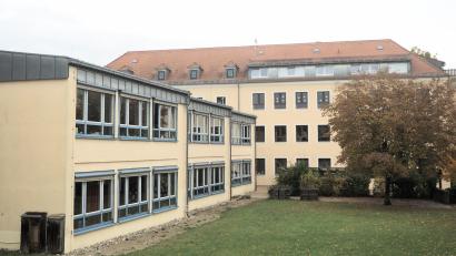 Bild: kek
An der Stelle des jetzigen Anbaus (links) soll ein neues Schulgebäude stehen, und der Altbau der Dr.-Heinrich-Stromer-Grundschule (hinten) soll einem Gebäude für die Ganztagesbetreuung weichen.