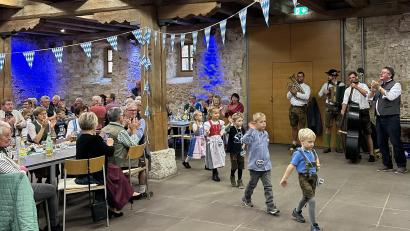 Bild: Stefanie Gradl
Die Vorschulkinder des Vilsecker Kindergartens marschieren unter den Augen von Bürgermeister Hans-Martin Schertl und zahlreichen Besuchern auf die Tanzfläche.