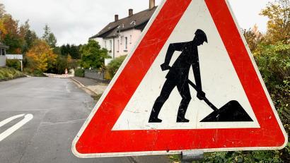 Bild: Gabi Schönberger
Ab der Fabrikstraße 28 bis An der Windschnur 12 starten am kommenden Montag, 30. Oktober, Bauarbeiten, die eine halbseitige Sperrung in diesem Bereich nötig machen.