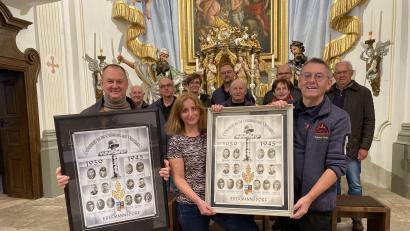Bild: wec
Bei der Übergabe der Gedenktafel in der Johanneskirche (von links): Bürgermeister Erich Meidinger, Petra Sperl, Vorsitzender Josef Gilch vom Historischen Verein zusammen mit einigen Mitgliedern.