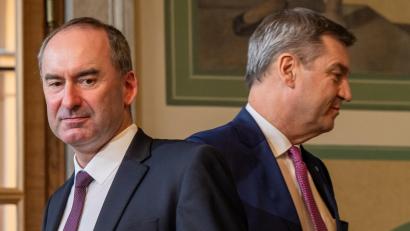 Bild: Peter Kneffel
Hubert Aiwanger (links), Bundesvorsitzender der Freien Wähler, und Markus Söder (CSU), Ministerpräsident von Bayern, nehmen im bayerischen Landtag an der Unterzeichnung vom Koalitionsvertrag von CSU und den Freien Wählern teil.