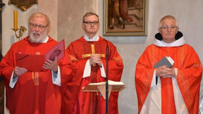 Bild: jr
Pfarrseelsorger Pater Benedikt Leitmayr, Pfarrer Alexander Huber und Pater Gregor von der Benediktinerabtei Plankstetten (von links) zelebrierten den Gottesdienst zum Resl-Gebetstag.