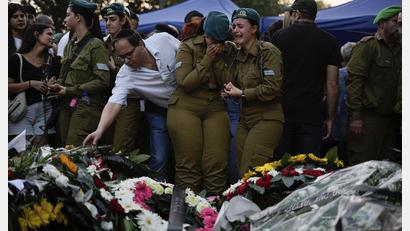 Bild: Ariel Schalit, dpa
Trauernde versammeln sich bei der Beerdigung um die Gräber von Yam Goldstein und ihrem Vater Nadav. Er und seine Tochter wurden am 7. Oktober in ihrem Haus im Kibbuz Kfar Aza nahe der Grenze zum Gazastreifen von Mitgliedern der Hamas ermordet.