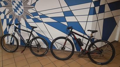 Bild: Polizei Weiden
Wer weiß, wem diese beiden Fahrräder gehören? Die Polizeiinspektion Weiden bittet um Hinweise.