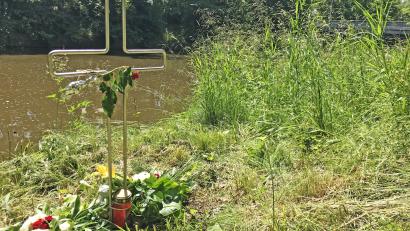 Archivbild: Gabi Schönberger
Frische Blumen am Ufer der Stelle, wo Moritz G.s Leben im Wasser zu Ende ging. Seine Begleiter wollen ihn in der Todesnacht dort schwimmen gesehen haben, Gutachter behaupten, dass er dazu wegen Alkohol und einer Droge nicht mehr in der Lage gewesen sei.