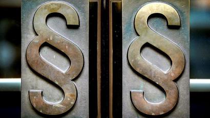 Symbolbild: Oliver Berg/dpa
Vom Amtsgericht Amberg wurde ein 37-Jähriger zu einer Haftstrafe wegen Handgreiflichkeiten und Bedrohungen verurteilt.