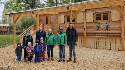 Bild: Stadt Auerbach/exb
Bei der offiziellen Übergabe des Bauwagens: (von links) Erzieherin Kerstin Looshorn, Bürgermeister Joachim Neuß, die Gesamtleiterin der Kindergärten von Learning-Campus, Sabrina Sonner, Geschäftsführer Stefan Müller und Stadtkämmerer Jürgen Leißner.