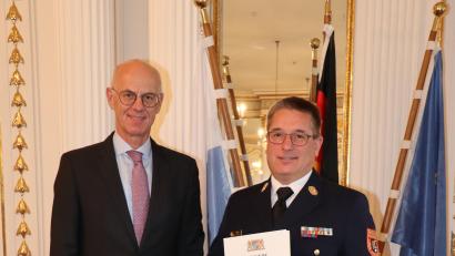 Bild: Stühlinger-Weinhändler/Regierung der Oberpfalz/exb
Regierungspräsident Walter Jonas ehrt Kreisbrandrat Stefan Gleißner aus dem Landkreis Tirschenreuth.