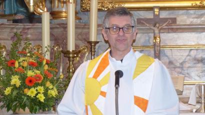 Bild: hme
Der evangelische Pfarrer Marcio Trentini stellt sich bei einem Einführungsgottesdienst in der Erlöserkirche vor.
