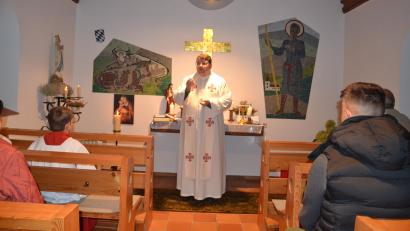 Bild: gi
Pfarrer Udo Klösel feiert mit den Gläubigen das Patrozinium zum 50. Weihejubiläum der Kapelle Sankt Wendelin in Niederland.