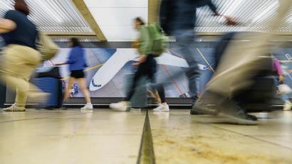 Symbolbild:  Andreas Arnold/dpa
Rail-and-Fly-Tickets haben den Vorteil, dass sich die Fluggesellschaft um einen Ersatzflug kümmert, wenn sich der Zug verspätet oder ausfällt.