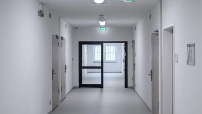 Symbolbild: Daniel Vogl/dpa/Archivbild
Ein Jugendlicher hat in einer geschlossenen Einrichtung in Regensburg am Donnerstagvormittag zwei Menschen schwer verletzt - darunter ein Kind.