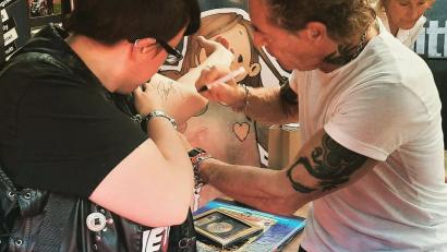 Bild: privat / Jennifer Fraunholz
Peter Maffay unterschreibt auf Jennifer Fraunholz Arm. Am Tag darauf lässt der Fan das Autogramm von einem Tätowierer in ihre Haut einritzen.