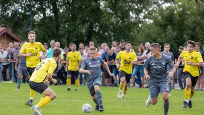 Archivbild: Guenter Uschold
Daniel Augustin (am Ball) und Manuel Löffelmann (Zweiter von rechts) sind die prägenden Offensivkräfte beim FC OVI/Teunz. Am Sonntag kommt Tabellenführer Detag Wernberg zum Spitzenspiel.