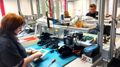 Bild: lg
Steuerungen entwickeln, löten, lackieren und messen. In der Entwicklungs- und Fertigungsabteilung der BHTronik GmbH greifen alle Schritte ineinander. 	Bild: lg