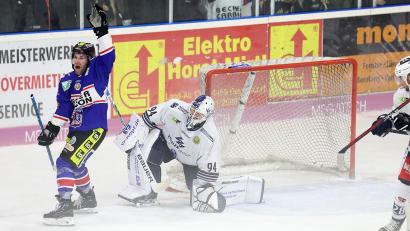 Bild: Roland Rappel
Die Blue Devils kassierten am Freitag mit 1:3 in Deggendorf die erste Niederlage in dieser Saison. Hier jubelt Carter Popoff nach dem 3:0 durch Thomas Greilinger (nicht im Bild), der Weidener Goalie Marco Wölfl war machtlos.