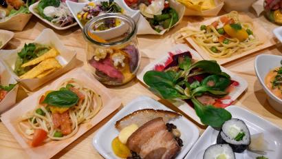 Bild: Petra Hartl
Dies ist ein Schnappschuss vom Eröffnungsabend der 35. Schlemmerwochen am 9. Oktober 2023 im Gasthof zum Wulfen. Alle acht Schlemmerwirte präsentierten hier eine Auswahl ihrer diesjährigen Motto-Küche. Von Sushi über Spanferkel bis hin zu Nudeln, Burgern oder Fisch fehlt es auch dieses Jahr nicht an Vielfalt.