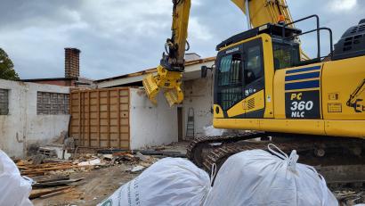 Bild: Hubert Siller/exb
Am Rotter-Areal haben die Abbrucharbeiten begonnen. Zeitgleich werden die beiden anderen Gebäude ausgeräumt und für den Abbruch vorbereitet.