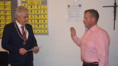 Bild: fz
Bürgermeister Robert Lindner vereidigt Markus Schieder (von links) als neuen Marktgemeinderat.