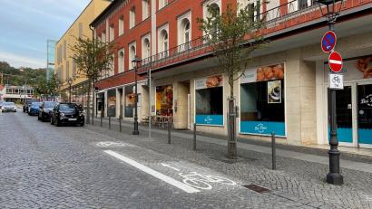 Bild: ass
Die Verkehrsführung in der Bahnhofstraße sorgt selbst im Verkehrsausschuss für Verwirrung. Ist die Lösung richtig? Die Stadtverwaltung sagt, ja.