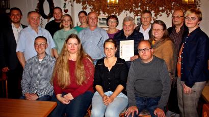 Bild: R. Kreuzer
Mit einem neuen Vorstand macht der Obst- und Gartenbauverein weiter. Sitzend, von links: Alexander Rosner, Michaela Hahn, Christina Rosner, Michael Dobmeier. (stehend). Für 40 Jahre Treue wurde Ludwig Bock (mit Urkunde) geehrt.