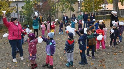 Bild: gf
Mit dem Mülltüten-Tanz startete im Kindergarten Haus Nazareth die Müllsammelaktion "Rama dama". Bürgermeister Martin Preuß (Mitte) lobte die Aktion, ebenso die Mitarbeiter des Amtes für Ordnung und Umwelt (von links) Kerstin Seuß, stellvertretender Amtsleiter Matthias Seuffert, Werner Raschke und Sonja Fürholzer.