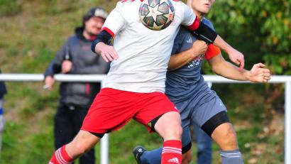 Archivbild: Thomas Schrems
Der TSV Konnersreuth (rechts Tobias Plaß) gewann am vergangenen Samstag bei der SpVgg Wiesau (links Nico Wolf) mit 2:1. Am 15. Spieltag stehen für beide Teams die nächsten Stiftlandderbys auf dem Programm: Konnersreuth empfängt den ASV Waldsassen, Wiesau den FC Tirschenreuth.