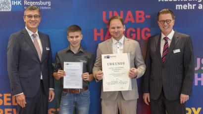 Bild: Uwe Moosburger/exb
David Rewitzer (Zweiter von links) mit Ausbildungsleiter Markus Schwandner (Zweiter von rechts).