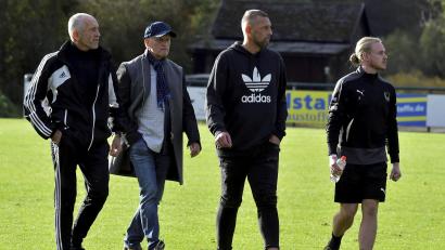 Bild: Hubert Ziegler
Die neue Amberger Trainertruppe um Andreas Scheler (Zweiter von rechts), Co-Trainer Josef Haas (links), Teammanager Hannes Beer (Zweiter von links) und Torwarttrainer Manuel Donhauser (rechts). Der FCA ist die Mannschaft der Stunde der Bezirksliga Nord.
