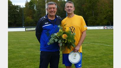Bild: bk
Thomas Brünnig trägt bereits 450 mal das AH-Trikot. Dafür dankte ihm AH-Leiter Karl-Heinz Hasler.