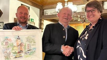Bild: Anita Forster/exb
Bürgermeisterin Anita Forster und Dritter Bürgermeister Thomas Köppl überreichen ein Bild von Cornelia Walbrun an Johann Schwendner anlässlich seines 90. Geburtstages. Zu sehen sind besondere Stationen in der 30-jährigen Amtszeit des früheren ehrenamtlichen Bürgermeisters.