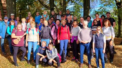 Bild: wec
Eine Pilgergruppe macht sich von Schwandorf nach Ensdorf auf den Jakobsweg, angeführt von Gemeindereferentin Kathrin Blödt (links, mit Gitarre), daneben Gudrun Bauer.