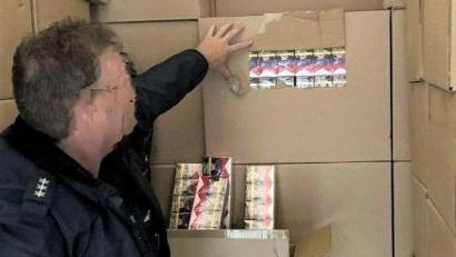 Bild: Foto: GPI Waidhaus
Auf der Ladefläche eines Kleinlasters entdeckten die Grenzpolizisten eine große Menge Zigaretten, ohne Steuerbanderole.