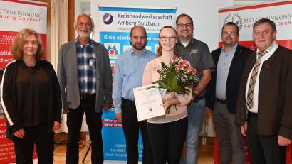 Bild: gf
Mit Christina Urban (vorne Mitte) freuten sich (Sabine Fersch, Leiterin des Beruflichen Schulzentrums Sulzbach-Rosenberg, 3. Bürgermeister Norbert Mitlmeier, Fachlehrer Bernd Roth, Christina Urban, Jörg Kunert, Daniel Hirsch, Obermeister der Metzgerinnung und Kreishandwerksmeister Hans Weber.