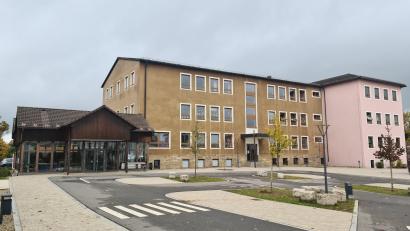 Bild: sne
Für eine Sanierung des Grundschulgebäudes beantragt die Stadt 1,5 Millionen aus dem Städtebauförderprogramm "Sozialer Zusammenhalt".