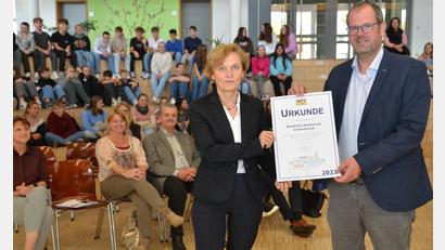 Bild: dob
Die Ministerialbeauftragte der Realschule in der Oberpfalz, Leitende Realschuldirektorin Mathilde Eichhammer, überreicht die Urkunde an Realschuldirektor Kilian Graber. Die Auszeichnung ist mit 400 Euro dotiert.