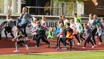 Bild: Karin Müller-Popp
Beim Herbst-Rauswurf des TV Amberg war auch ein Warmup für alle Teilnehmer Pflicht.