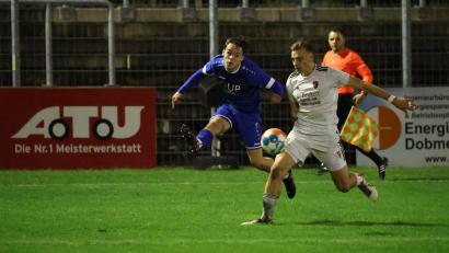 Bild: Dieter Jäschke
Hendrik Geiler (links) erzielte das 1:0 für die SpVgg SV Weiden gegen den TSV Seebach. In dieser Szene setzt er sich gegen Marius Weiderer vom TSV Seebach durch.