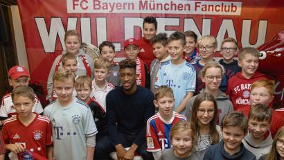 Archivbild: Gebert
Kingsley Coman (Mitte) und seine jungen Fans 2018 beim Besuch in Wildenau. (Kreis Tirschenreuth).