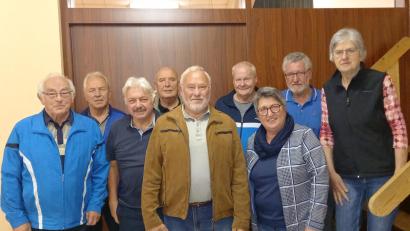 Bild: Uschi Schlosser/exb
Sie stehen an der Spitze der Herzsportgruppe (von links): Erwin Bierl, Georg Baumer, Josef Pürner, Matthias Grundler, Karl Mayer, Max Sattich, Beate Roßmeisl, Franz Schwarz und Anna Wiedl.