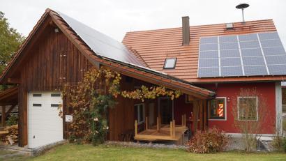 Bild: wel
Das Gerätehaus am Feuerwehrhaus Pertolzhofen (links) soll saniert und ein Stellplatz errichtet werden.